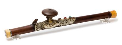 CHINE, XIXe siècle 
Pipe à opium en bambou de belle patine, la plaquette en paktong...