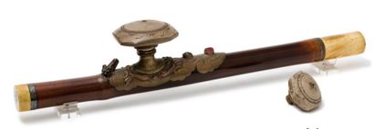 CHINE, XIXe siècle 
Grande pipe à opium de commande, le corps large en bambou à patine...