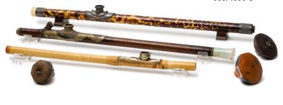 CHINE, XIXe siècle 
Lot de trois pipes à opium avec fourneau, l'une en écaille blonde...