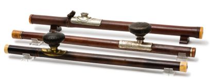 CHINE, XIXe siècle 
Lot comprenant trois pipes à opium en bambou à patine brune et...