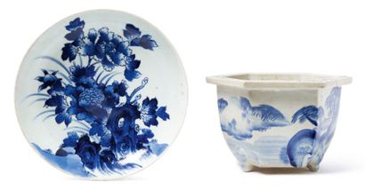 JAPON, fin XIXe siècle 
Lot de deux porcelaines bleu blanc: une jardinière hexagonale...