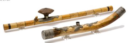 CHINE, XIXe siècle 
Deux pipes à opium en os, l'une sculptée à l'imitation du bambou,...