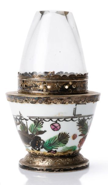 CHINE, XIXe siècle 
Lampe de fumeur d'opium, la base en porcelaine à décor de poissons-voiles,...