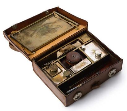 CHINE, XIXe siècle 
Petite mallette à opium en cuir contenant divers accessoires,...