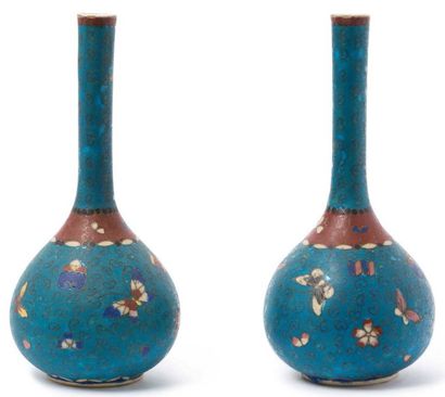 JAPON, PÉRIODE MEIJI (1868-1912) 
Paire de petits vases bouteille en grès, ornés...