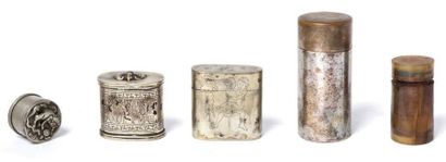 CHINE, XIXe siècle 
Lot de cinq petites boîtes à opium, cylindriques et ovales, dont...