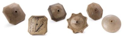 CHINE, XIXe siècle 
Lot de six fourneaux en grès de Yixing de couleur beige, de formes...