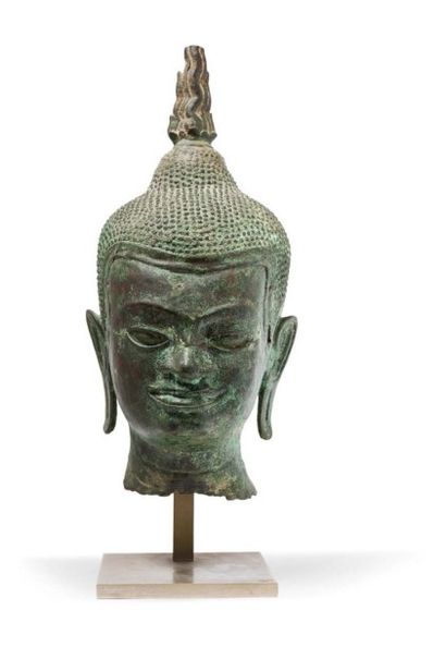 Thaïlande, XXe siècle 
Dans le style de u-Thong, tête de Bouddha en bronze de patine...