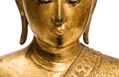 Siam, période Ratanakosin, XIXe siècle 
Grand Bouddha en bronze laqué or, assis en...