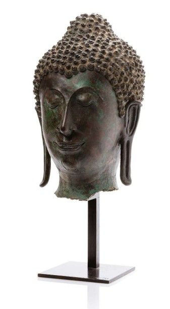 Siam, période de Sukhothai, XVe-XVIe siècle 
Tête de Bouddha en bronze de patine...