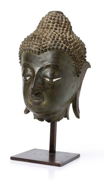 Siam, période de Sukhothai, XVIe siècle 
Tête de Bouddha en bronze de patine verte,...