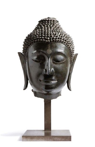 Laos, XVe-XVIe siècle Exceptionnelle tête de Bouddha en bronze de belle patine brune,...
