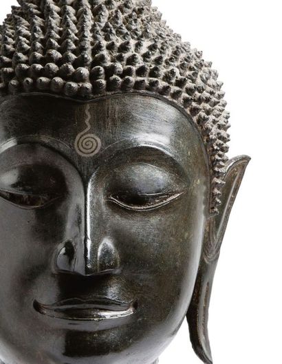 Laos, XVe-XVIe siècle 
Exceptionnelle tête de Bouddha en bronze de belle patine brune,...
