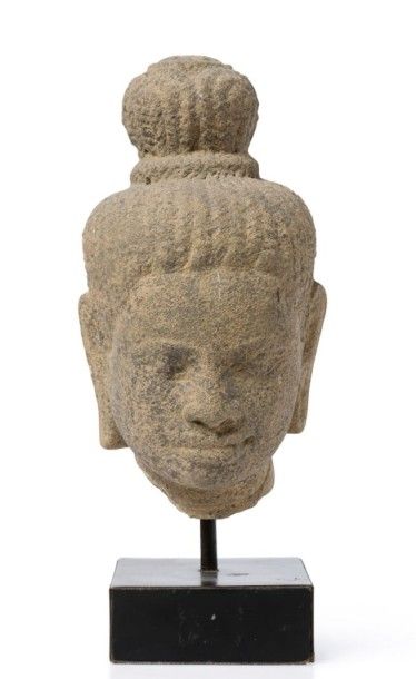 Art Khmer, style du Baphuon, XIe siècle 
Petite tête de la déesse uma en grés gris,...