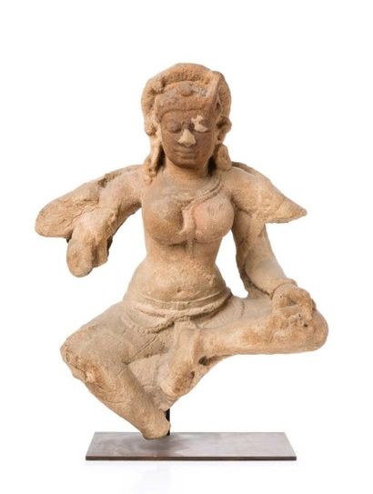 Inde médiévale, Xe-XIe siècle 
Sculpture en grès beige représentant une divinité...