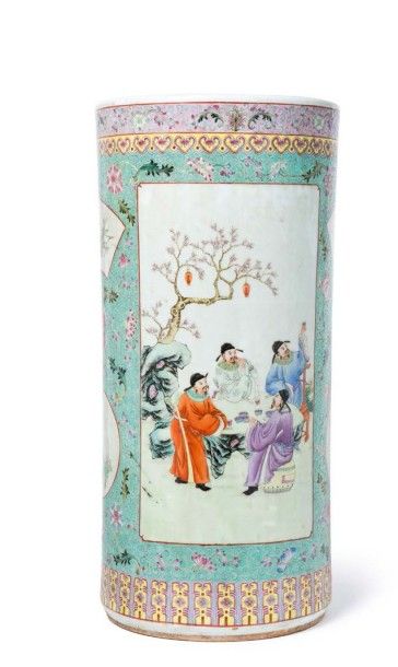 Chine, vers 1900-1920 
Porte-parapluie cylindrique, en porcelaine et émaux de style...