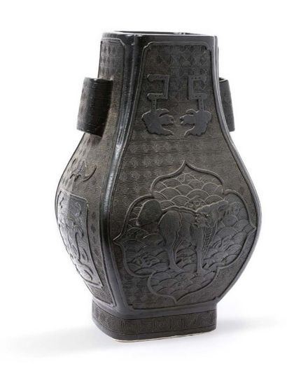 CHINE, XIXe siècle 
Vase de forme Fanghu en porcelaine émaillée noire mat à l'imitation...