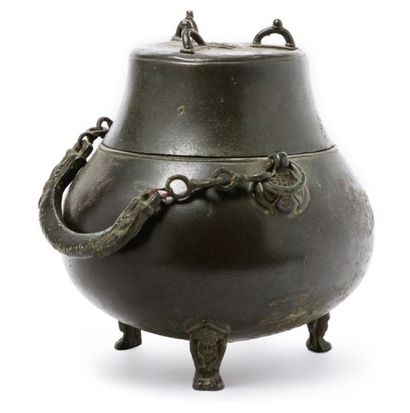 Chine, période Song XIIe-XIIIe siècle 
Vase couvert en bronze de patine verte foncée,...