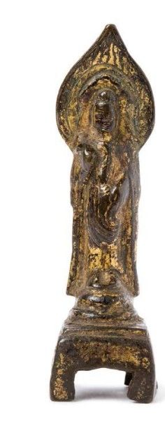 Chine, période Tang, VIIe siècle 
Petit sujet en bronze de patine brune anciennement...