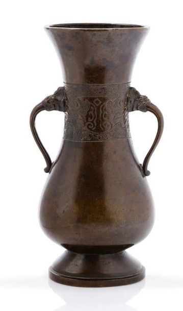 Chine, période Ming, XVIe siècle 
Vase en bronze de belle patine médaille, de forme...