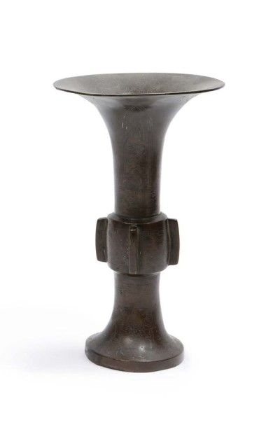 Chine, période Ming, XVIe siècle 
Vase en bronze de patine brun clair, en forme de...