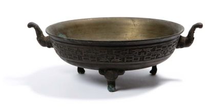 Chine, période Ming, XVIIe siècle 
Coupe tripode de type Pan, en bronze de patine...