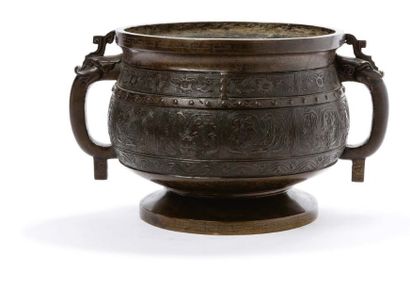 Chine, période Qing, XVIIe-XVIIIe siècle 
Vase en bronze de patine brune reprenant...