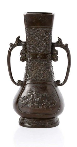 CHINE, XVIIe siècle 
Vase de forme fanghu à haut col, en bronze de patine brune,...