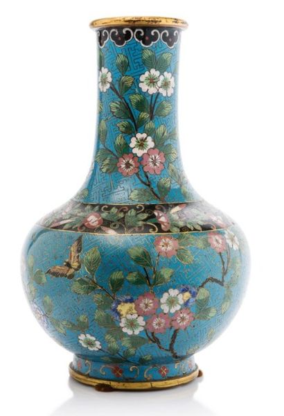 CHINE, XIXe siècle 
Vase bouteille en bronze doré et émaux cloisonnés polychromes...