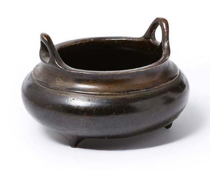 Chine, période Ming XVIe-XVIIe siècle 
Petit brûle-parfum tripode en bronze de patine...