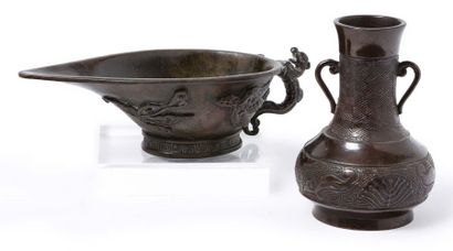 CHINE, XVIIe-XVIIIe siècle 
Lot de deux bronzes de patine brune, un petit vase à...