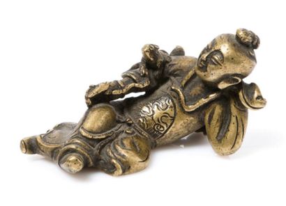CHINE, XIXe siècle 
Poids de calligraphe en bronze de patine dorée, représentant...