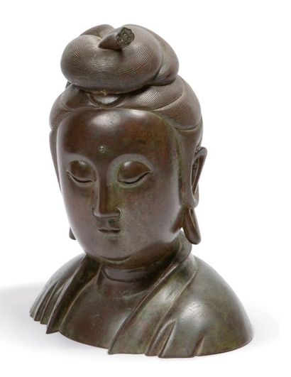 CHINE, fin XIXe siècle 
Buste en bronze de patine brune représentant la déesse Guanyin,...