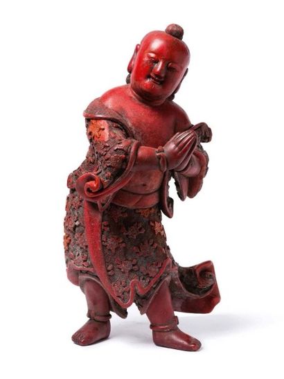CHINE, fin XIXe siècle 
Sujet en bois laqué rouge représentant un adorant, légèrement...