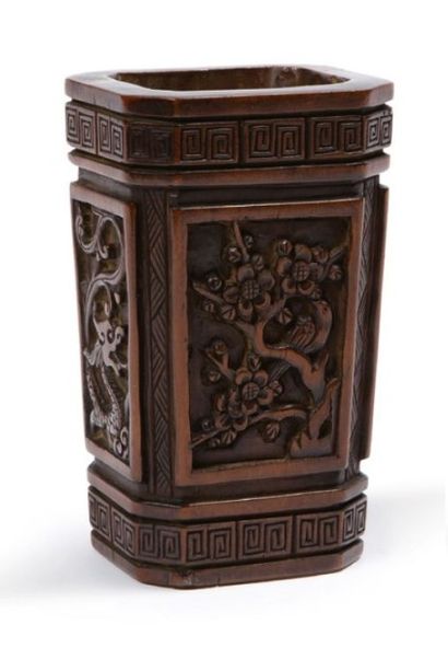 CHINE, XIXe siècle 
Petit porte-pinceaux Bitong en bois de belle patine, de forme...