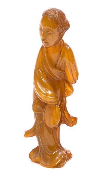 CHINE, XIXe siècle 
Statuette en corne blonde finement sculptée, représentant une...