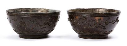 Chine, période Kangxi, XVIIIe siècle 
Deux coupes en noix de coco de patine brune,...