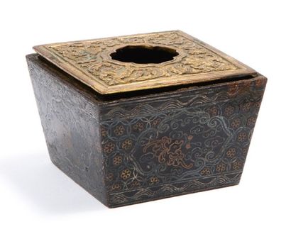 Chine, période Ming, XVIe siècle 
Brûle-parfum quadrangulaire en fer niellé or et...