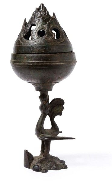CHINE XVIIIe siècle 
Brûle-parfums en bronze de patine brune, de type
Boshanlu, selon...