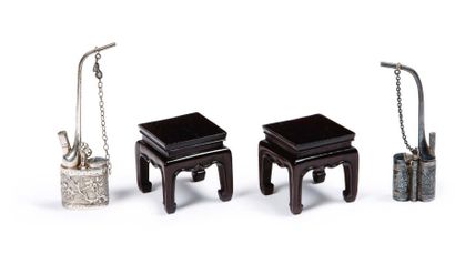 CHINE, fin XIXe siècle 
Lot de quatre objets miniatures, comprenant deux pipes à...
