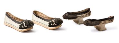 CHINE, XIXe siècle 
Deux paires de chaussures en textile et velours brun, à décor...