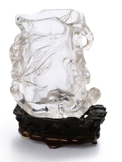 CHINE, XIXe siècle 
Petit godet à eau en cristal de roche, en forme de tronc sculpté...