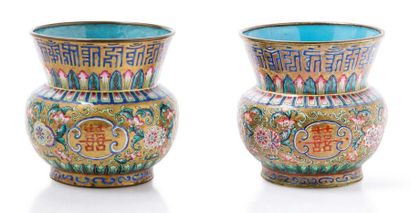 CHINE, fin XIXe siècle 
Paire de petits vases Zhadou à panse renfl ée et large col...