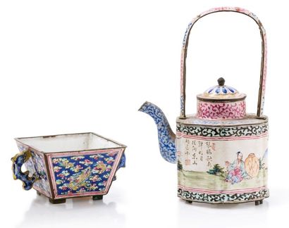 Chine, XVIIIe- début XIXe siècle 
Lot de deux objets en émaux de la famille rose...