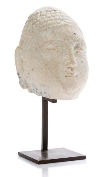 Chine, période Qi du nord ou Sui, VIe siècle 
Petite tête de Bouddha en marbre blanc,...