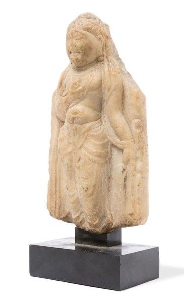 CHINE Ve siècle 
Fragment de stèle en marbre de patine beige, représentant un bodhisattva...