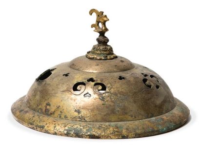 Chine, époque Tang VIIe-IXe siècle Couvercle de brûle-parfums en bronze doré, ajouré...