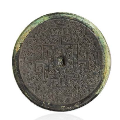 Chine, période Han, IIIe avant-IIe après J.- C. Miroir circulaire en bronze à belle...