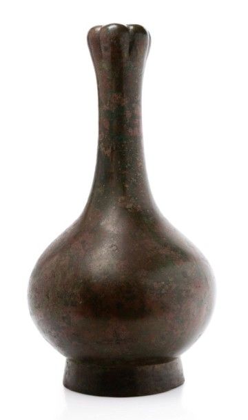 Chine, période des Han Orientaux IIIe-Ier siècle avant J.-C. Vase bouteille sur pied...