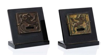 Chine, période Tang, VIIe-IXe siècle Paire de plaques de ceinture en bronze anciennement...